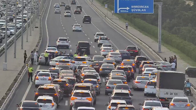 Buzovna-Mərdəkan yolunda qəza – Ərazidə sıxlıq yaranıb - FOTO 