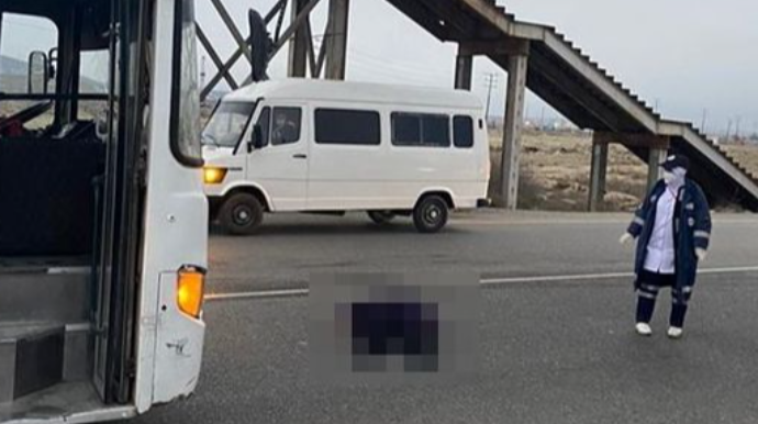 Bakıda sərnişin avtobusu piyadanı vurub öldürdü - FOTO