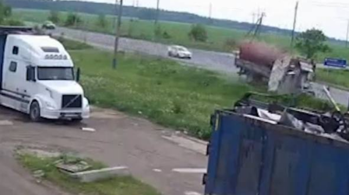 İdarəetməni itirən yük avtomobili yoldan çıxıb aşdı - VİDEO