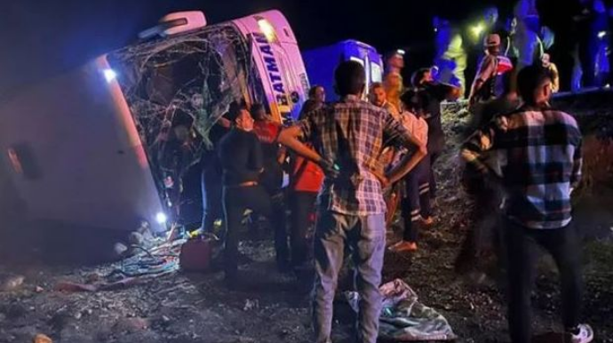 Türkiyədə sərnişin avtobusu aşdı: Onlarla insan yaralandı