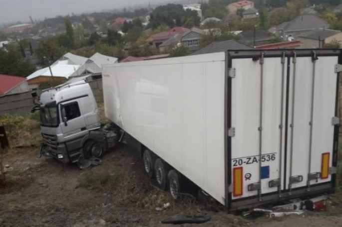 Narıngi ilə dolu yük avtomobili körpüdən aşdı: 1 yaralı - Şabranda