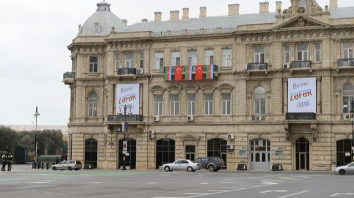 Türkiyə və Azərbaycan bayraqları ilə bəzənmiş Bakı küçələri - FOTO