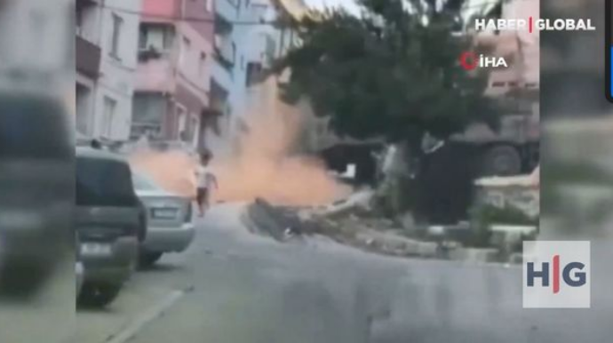 Yük maşını küçədə oynayan uşağın həyatına təhlükə törətdi - VİDEO