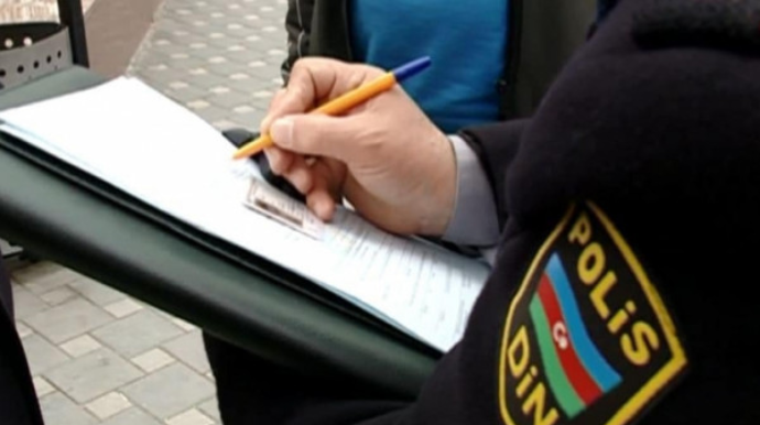 Cərimədən yaxa qurtarmaq üçün bu yola əl atdı - Bakıda maraqlı hadisə  - VİDEO