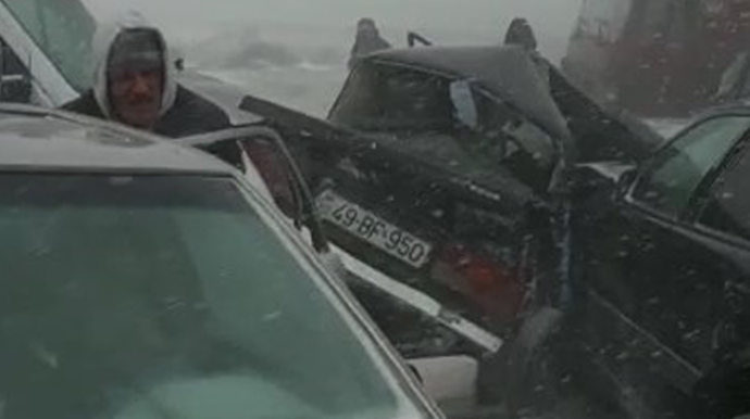 Qaradağda baş verən qəzada bir nəfər ölüb, 4 nəfər xəsarət alıb - RƏSMİ - FOTO