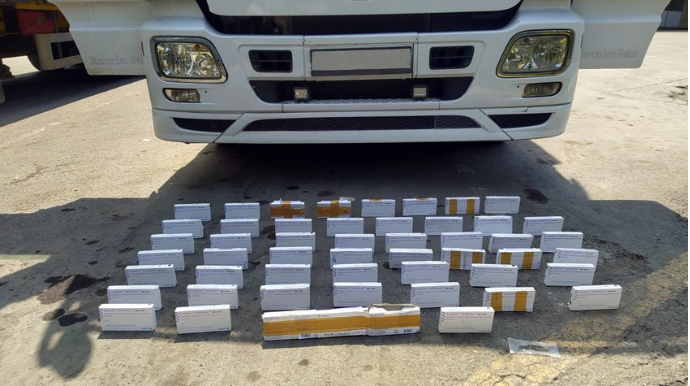 Azərbaycan gömrükçüləri 10 "Mercedes"i saxladı, sürücülərdən görün nələr aşkarlandı 