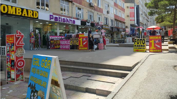 Paytaxda zəbt olunan səkilər piyadalar üçün əngələ çevrilib - VİDEO