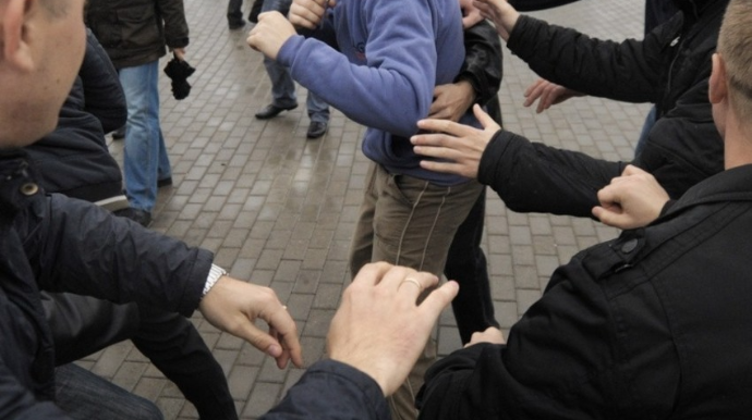 Bakıda metro yaxınlığında kütləvi dava olub, bıçaqlanan var 
