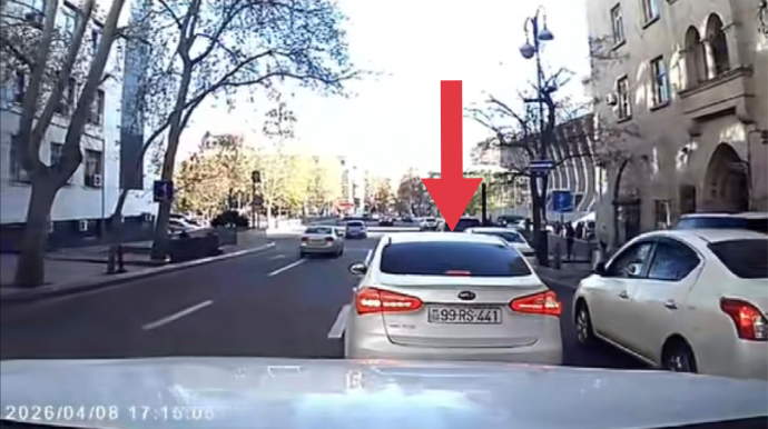 İcazə verilən zolaqdan dönməyə qorxan sürücü arxadan gələni qəzəbləndirdi - VİDEO