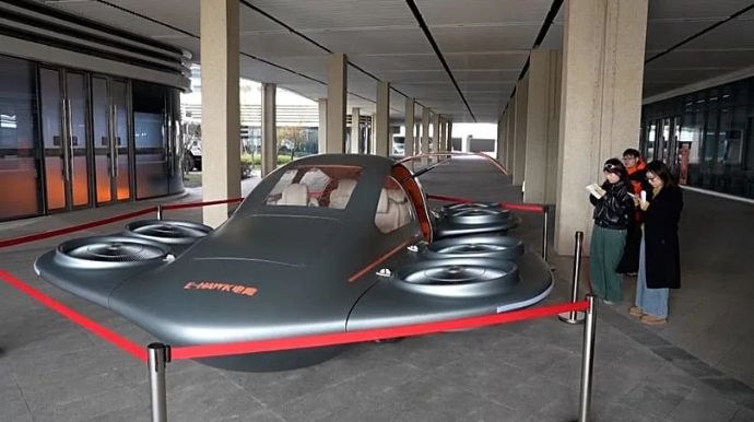 Çinin UNO-ya bənzəyən avtomobili - FOTO