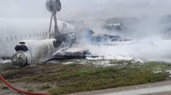 Somalidə sərt eniş edən sərnişin təyyarəsi parçalanaraq yandı  - VİDEO