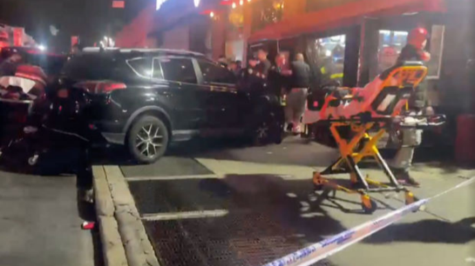 В Нью-Йорке автомобиль врезался в ресторан, в числе пострадавших дети