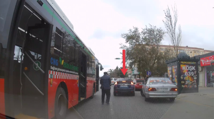 В Сумгайыте автобусам приходится высаживать пассажиров посреди дороги - ВИДЕО