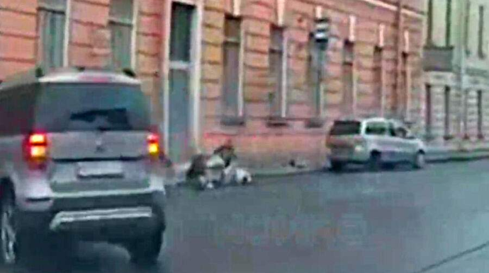 Toqquşmadan yayınan “Opel” dayanacaqdakı 3 nəfəri vurub xəstəxanalıq etdi - VİDEO 