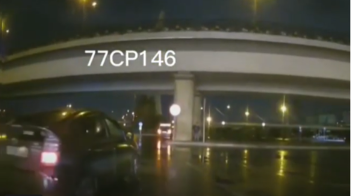 "Prius" sürücüsü yolun ortasında "oyun çıxardıb"  təhlükə yaratdı  - VİDEO