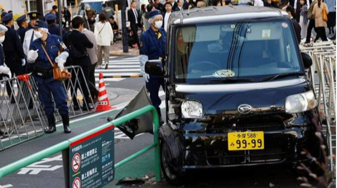 Yaponiyada avtomobil İsrail səfirliyinin yaxınlığındakı polis hasarını dağıdıb   - VİDEO - FOTO