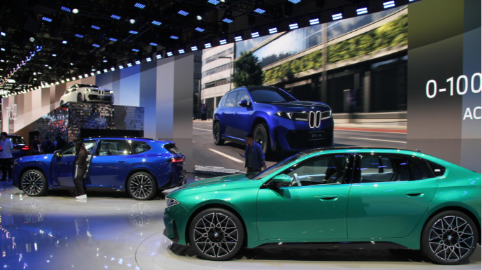 Dünyanın ən böyük avtomobil sərgisi öz işinə başladı - FOTO 