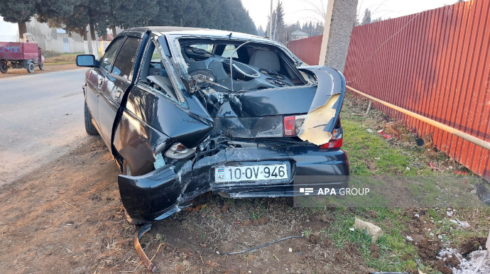 Lənkəranda maşın elektrik dirəyinə çırpıldı, dirək aşdı  - FOTO