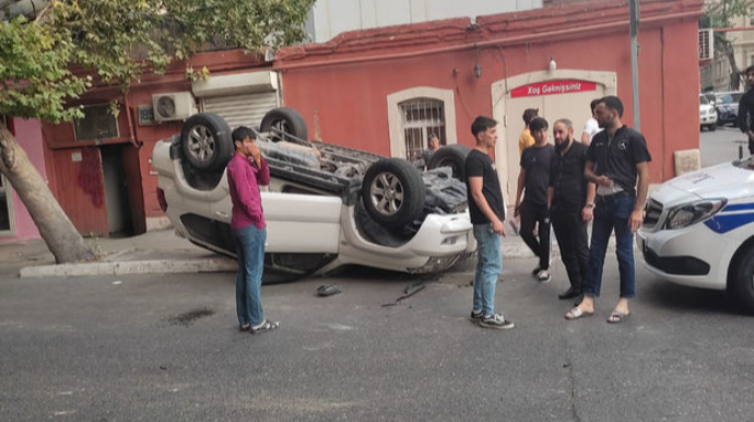 Bakıda idarəetməni itirən sürücü “Prado”nu aşırdı  - FOTO - VİDEO