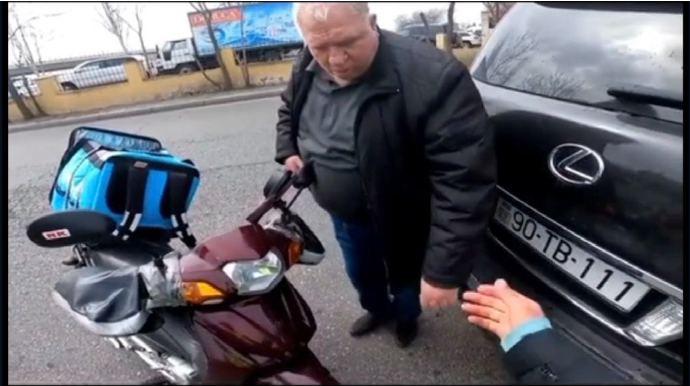 "Zerkalni" nömrəli maşının sürücüsü moped sürücüsünü qəzaya saldı  - VİDEO