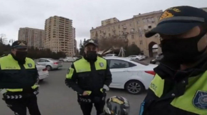 Yol polislərinin videosu yayıldı:   Sürücüyə yaxınlaşıb görün nə etdilər - VİDEO 