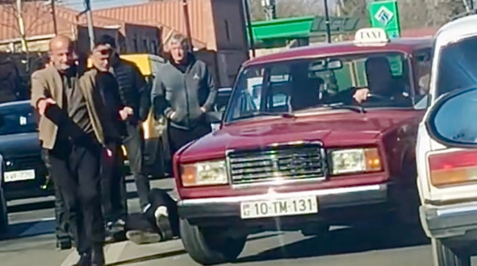 Gəncədə avtomobil keçiddən keçən orta yaşlı kişini vurdu   - VİDEO