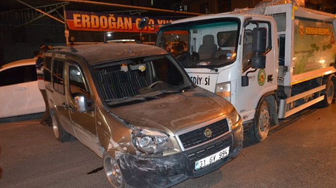 Əyləci xarab olan zibil maşını 8 avtomobilə ziyan vurdu – ANBAAN VİDEO