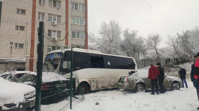 Avtobus həyətdəki avtomobillərə çırpılıb: Xəsarət alanlar var – VİDEO 