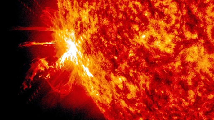 Bir gündə Günəşdə ən azı 100 yeni ləkə peyda olub 