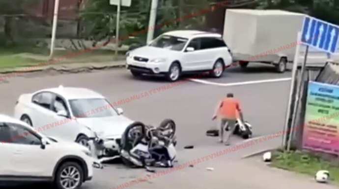 Qadın sürücü "BMW" ilə yol polisini vurub yerə sərdi - VİDEO 