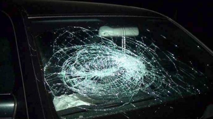 Gəncədə minik avtomobili işiqfora çırpılıb