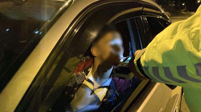 Sərxoş halda yaxalanan gənc sürücü yol polisinə belə yalvardı - VİDEO