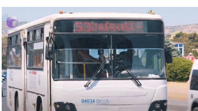 Badamdarda 53 saylı avtobus 10 dəqiqəlik yolu 40 dəqiqəyə gedir  - VİDEO
