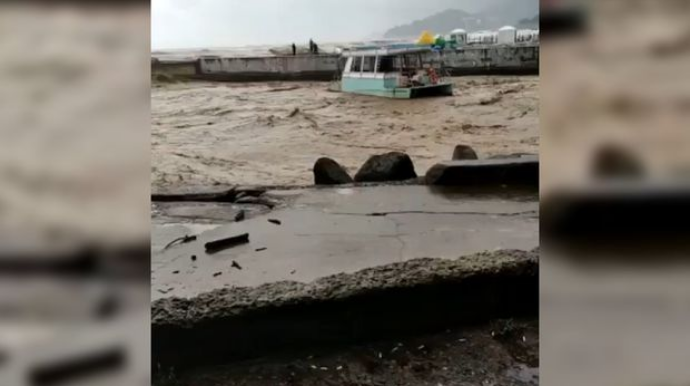 Очевидец снял, как в Сочи поток воды уносит машину  - ВИДЕО