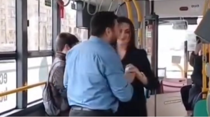 Azərbaycanda maraqlı hadisə: Avtobusda evlilik təklifi etdi - VİDEO 