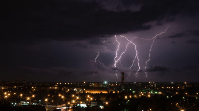 Güclü şimşək gecəni işığa bürüdü   - VİDEO