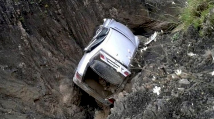 Dörd qadının olduğu "Prius" dərəyə aşdı: Hamısı sərxoş imiş