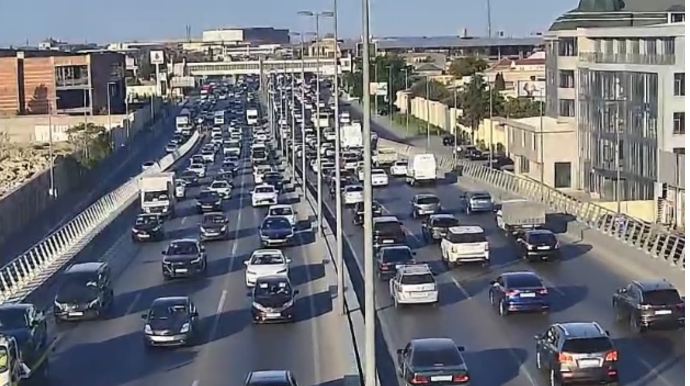 Bakının bir sıra yollarında nəqliyyatın sıxlığı yaranıb – SİYAHI