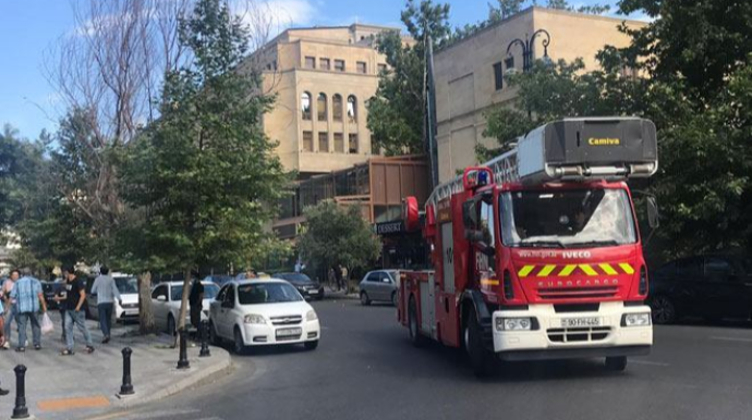 Bakının mərkəzində binada yanğın başlayıb - FOTO 