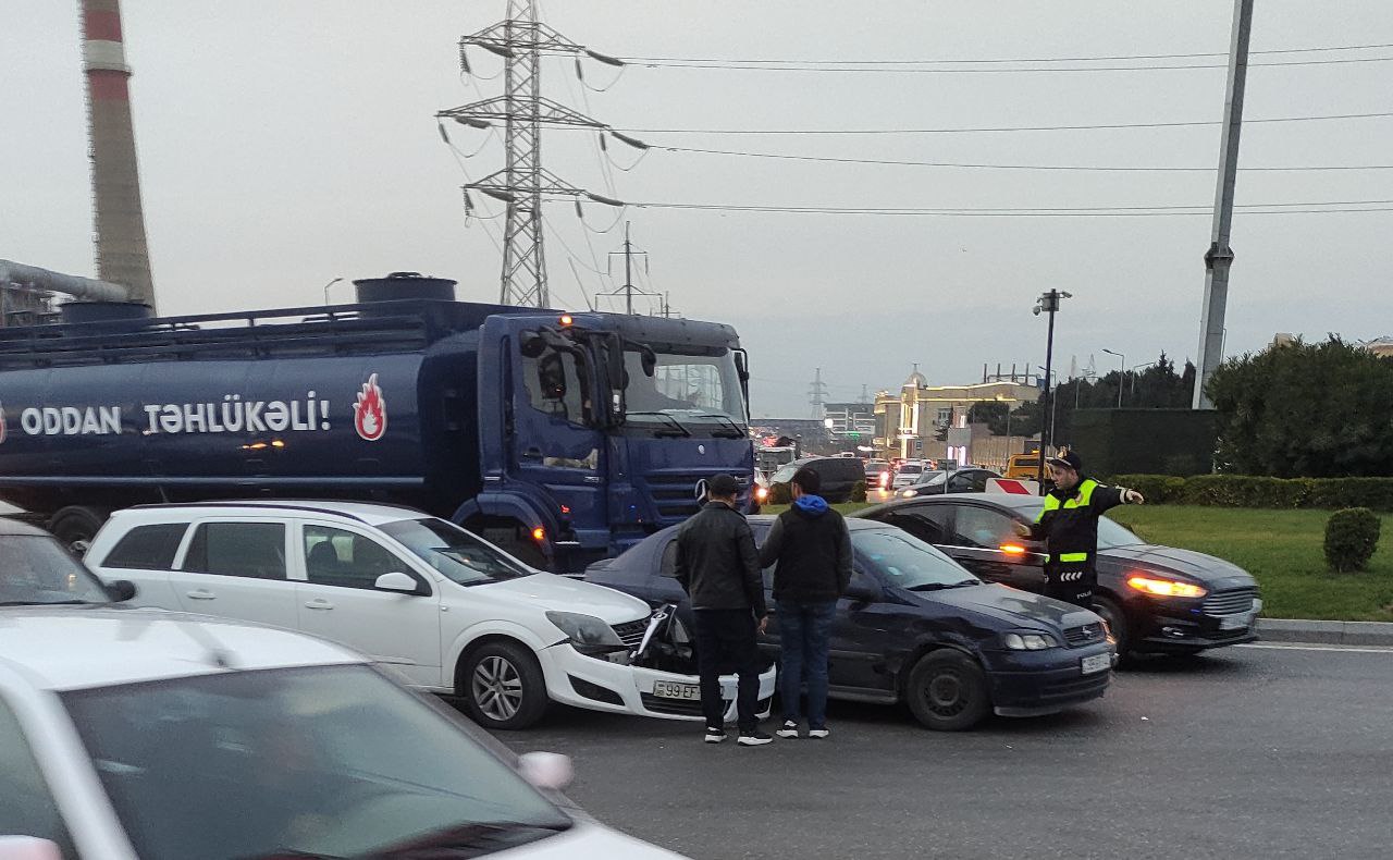 Bakıda yanacaq daşıyan yük maşını qəzaya düşdü, minik maşınları əzildi - FOTO