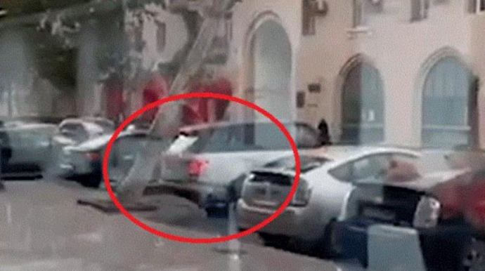 Bakıda sürücü “Range Rover”i aşan ağacdan son anda xilas etdi - VİDEO  