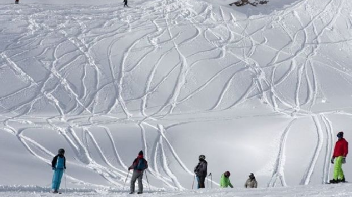 Лыжник погиб при столкновении с другим туристом на спуске с горы Эльбрус   - ВИДЕО