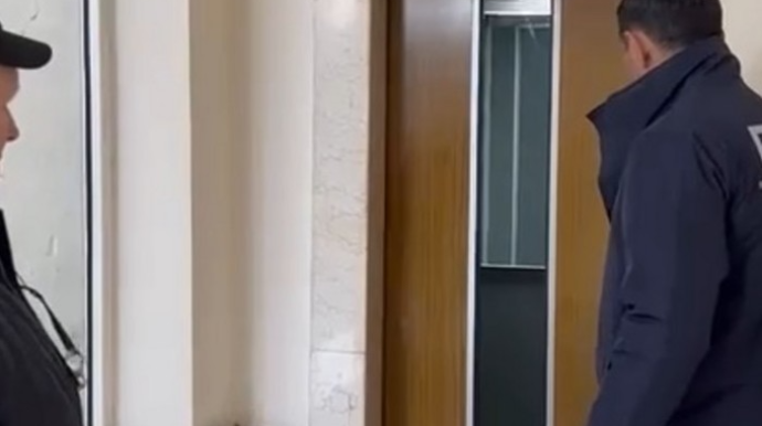 Qəzalı vəziyyətdə olan liftin fəaliyyəti dayandırıldı - VİDEO 