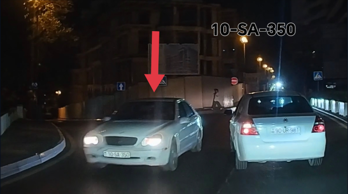 Nişana baxmayan sürücü iki maşının hərəkətinə maneə yaratdı - VİDEO