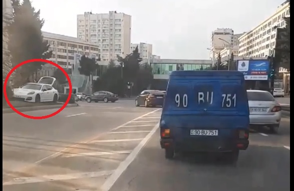Bakıda qəzaya düşən "Porsche" səkiyə çıxdı  - VİDEO