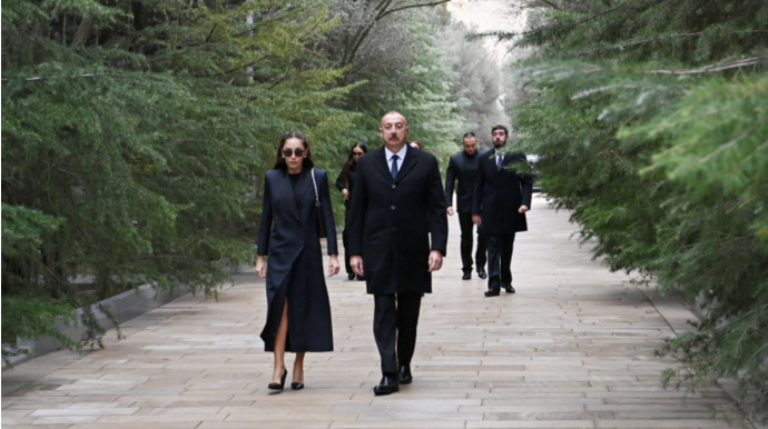 Prezident və birinci xanım ümummilli lider Heydər Əliyevin məzarını ziyarət edib - FOTO