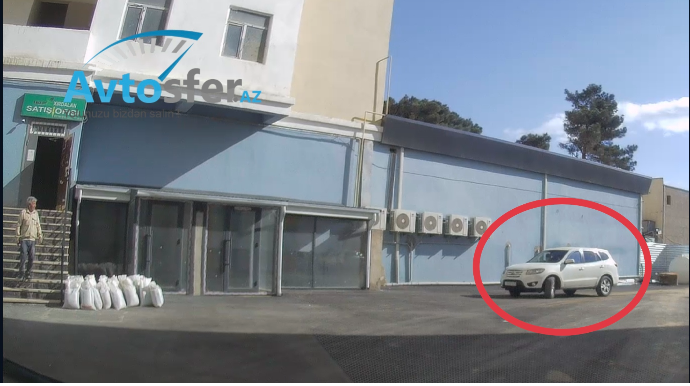 Yaşayış kompleksinin həyətində sükan arxasına keçən azyaşlılar  - VİDEO