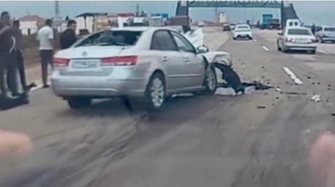 Ələtdə "Hyundai" yük maşınına çırpıldı - VİDEO