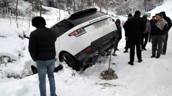 Qəbələdə buzlu yolda "Rang Rover" yol kənarına aşıb - VİDEO 