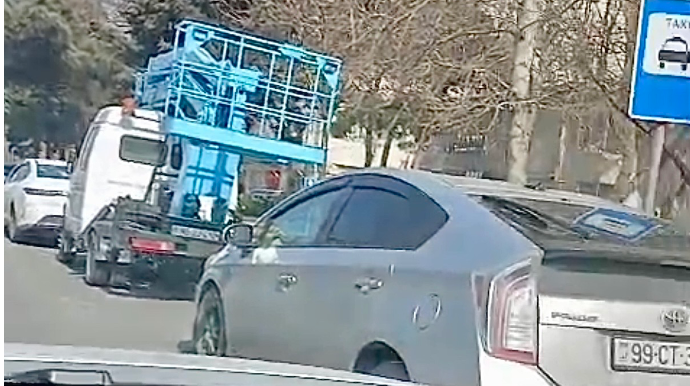 Şəxsi avtomobillər dayanacağı zəbt etdi – Taksi sürücüsünə yer qalmadı - VİDEO